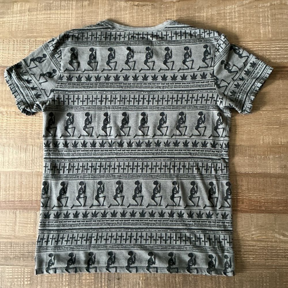 On The Byas Men’s Grey Skeleton Crosses Pot Leaf Tshirt Medium - Picture 7 of 7